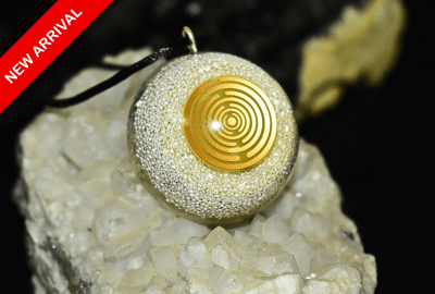 Οργονίτης Silver King Scalar – ενεργειακό μενταγιόν υψηλής δόνησης με ασημένια σφαιρίδια, προστατεύει από DOR, εξουδετερώνει Βολαδόρες, ενισχύει το αιθερικό σώμα και ενεργοποιεί τη διαίσθηση. Εργαλείο πνευματικής ενδυνάμωσης, φοριέται στο ύψος του θύμου αδένα. Ιδανικό για όσους αναζητούν καθαρότητα σκέψης, οραματισμό και ενεργειακή ασφάλεια. Από το Orgonodrome.