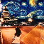 Πυραμίδα οργονίτης κάτω από έναστρο νυχτερινό ουρανό, σύμβολο της κοσμικής οργονικής ενέργειας